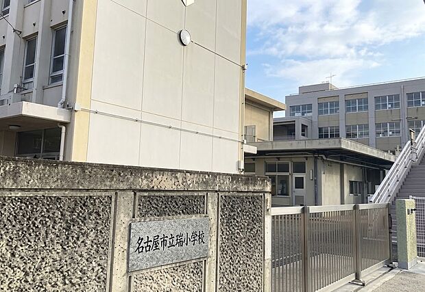 高松市立多肥小学校　約 780～800m（徒歩 10分）。毎日の登下校で自然と体力や自立心が身につく絶妙な距離感です。朝の登校時もお友達と一緒に安心して通わせられる、子育て世帯に恵まれた住環境です。