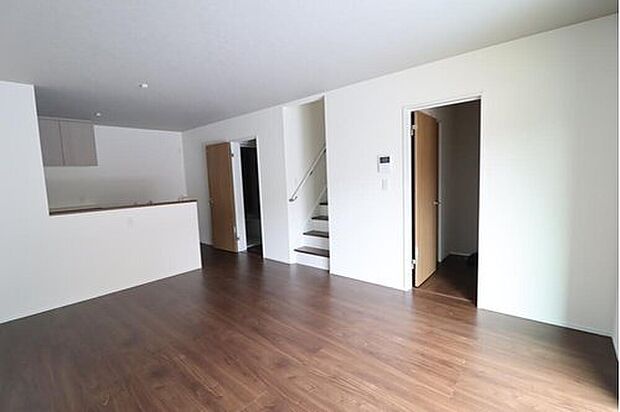 リビング階段で家族みんなの気配が感じれる空間♪