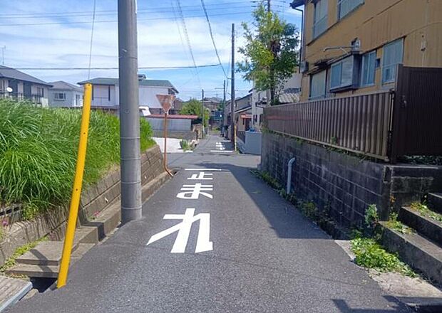 東側は幅員約6m。開放感があり、車の出入りもしやすい前面道路。