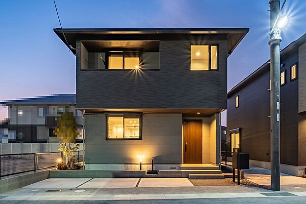 【外観】■3号地外観　グレーをベースに落ち着いた印象の外観です。整ったフォルムが洗練された印象を与える、落ち着きと上品さを兼ね備えたモダンな住まいです。