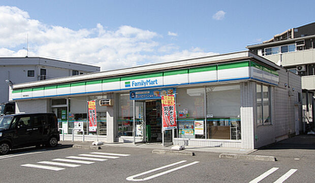 ファミリーマート 約750m (徒歩約10分)