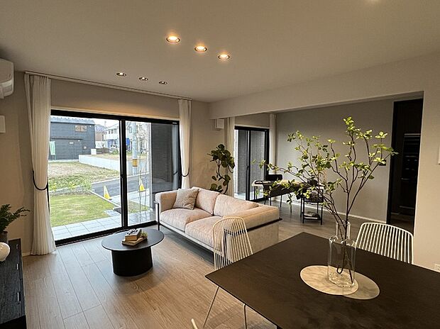 ゆったり広々!開放感ある21帖のLDKです。