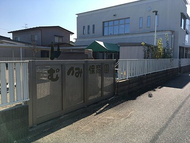 むつみこども園まで徒歩8分（約600m）手をつないで歩くその道のりも、かけがえのない親子の時間に。何気ない会話や季節の移ろいを感じながら過ごすひとときが、やがて大切な思い出へ。