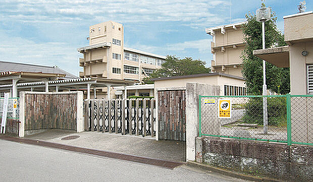 宝木中学校まで徒歩15分~17分 (約1,160m~1,310m)中学校が歩いて通える安心感。通学の負担を抑えられるからこそ、学習や部活動にしっかり力を注げます。