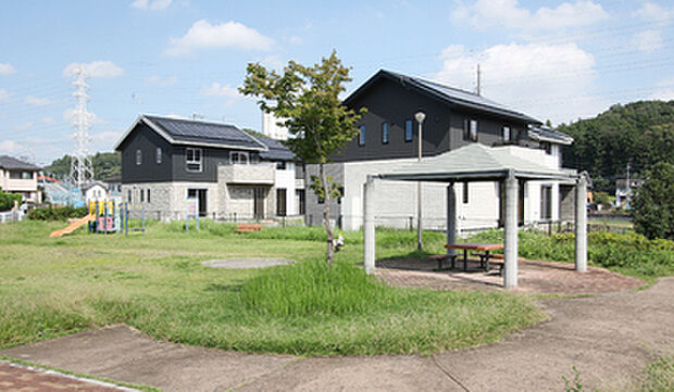 戸祭第5西公園:徒歩約1分(約10m~50m)
公園がすぐ近くにあり、お子さまの遊び場にも嬉しい住環境。