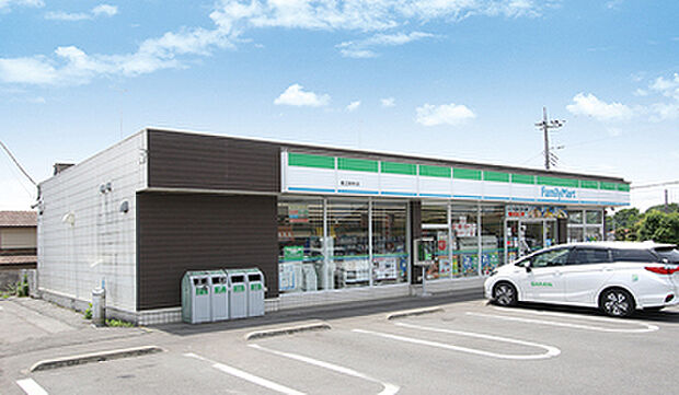 ファミリーマート　約280ｍ～335ｍ（徒歩約4～5分）
ちょっとした買い忘れも、お散歩感覚でサッと済ませられる近さ。