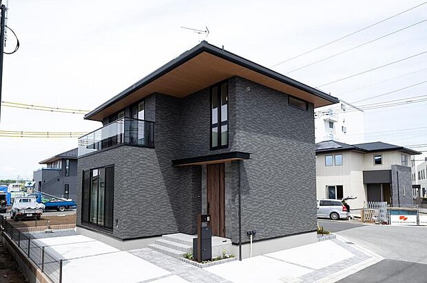 No.65/モデルハウス/大屋根の水平ラインと大判タイルの陰影が美しい邸宅感ある外観。車3台駐車できるスペースを確保しています。(モデルハウス展示期間10月末まで)