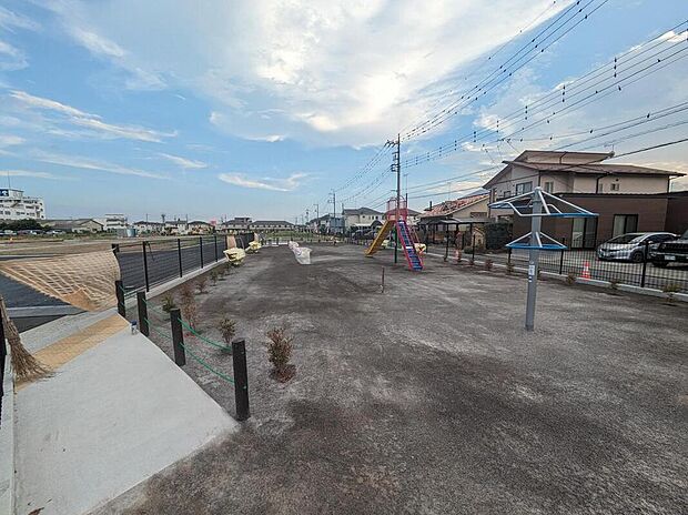 【その他現地】分譲地北側道路からの入口は公園もあり、お子様の家の近くでのびのび遊べます。
防犯灯も設置されるので、安心の環境。