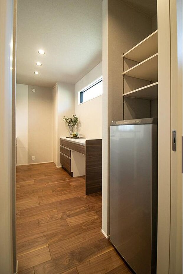 【収納】No.4 キッチン背面には家電カウンターを設置し収納量をUP。パントリーもあるのでストック品もたっぷりしまえます。
冷凍庫付き!