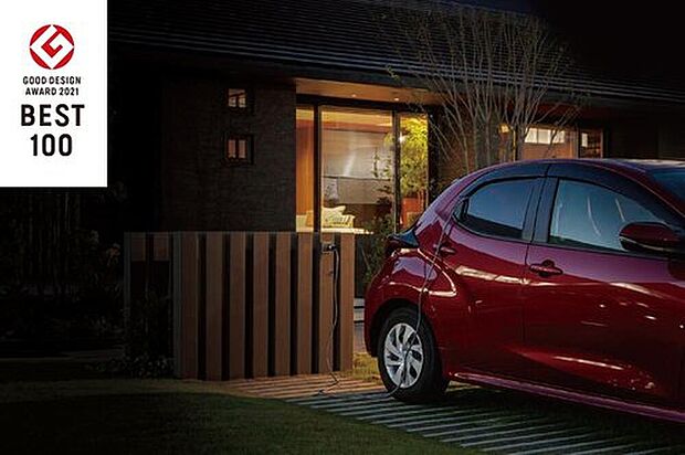 【非常時給電システム「クルマde給電」】停電時にクルマを住まいとつなぎ、電源として利用する非常時給電システム。※AC100V・1500W/非常時給電システム付コンセントを搭載した自動車。AC100V・1500Wコンセントまたはヴィークルパワーコネクターをお使いいただく際は、事前に各車両(トヨタ自動車)の取扱説明書をご確認下さい。 一部地域では駐車または停車中にエンジンを始動させた場合、条例に触れるおそれがありますのでご注意下さい。