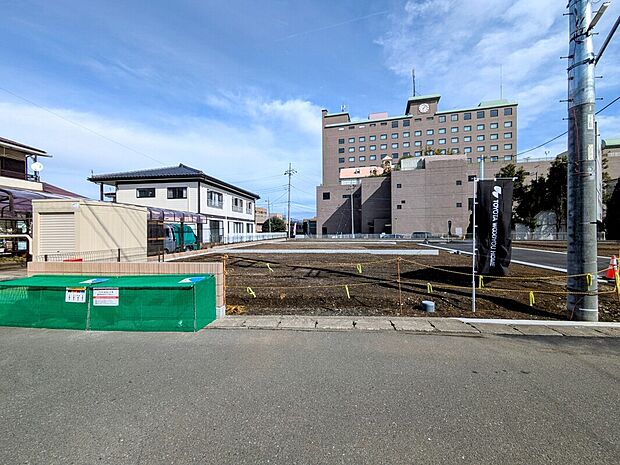 【現地写真】前面道路は6mあり、車のすれ違いも安心です。