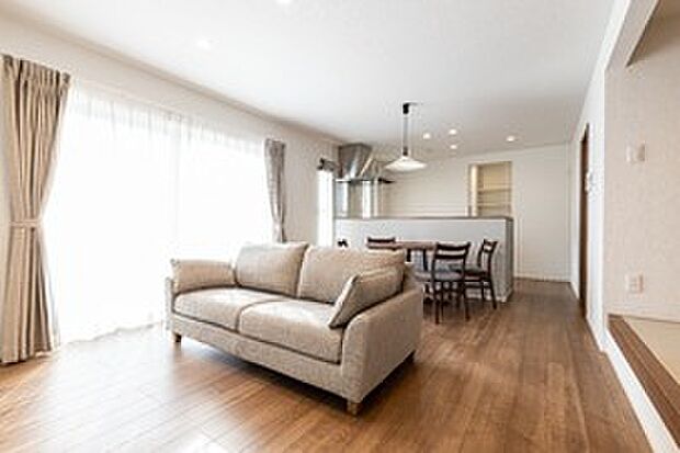 【リビング】(No.9)やわらかな陽射しがふりそそぎ、室内に開放感が感じられます。