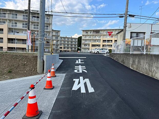 【現地写真】分譲地入口は6m幅で隅切り区画にし見通しも確保してあります。また分譲地内は6m幅道路なので車のすれ違いもしやすいです。