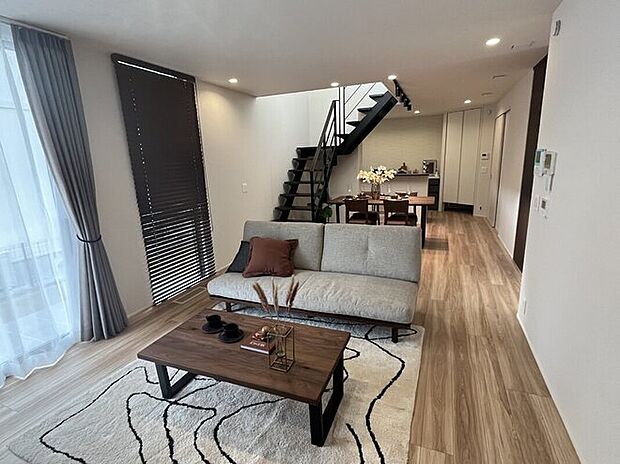 【LDK】大きな窓から光が差し込むおしゃれなLDK。開放感があり、家族が心地よく過ごせる空間です。