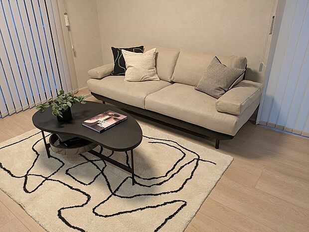 【リビング】落ち着いた雰囲気の中で、ゆったりと過ごせるくつろぎのリビングです。