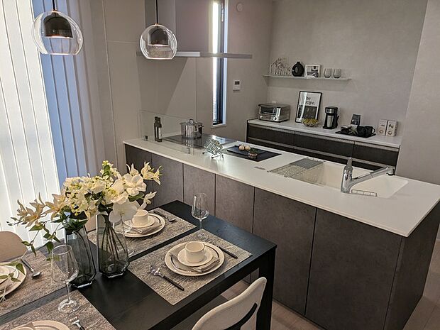 【ダイニングキッチン】リビング・ダイニングは家具がセットで付いてきます!引っ越し時の負担も減りますね。