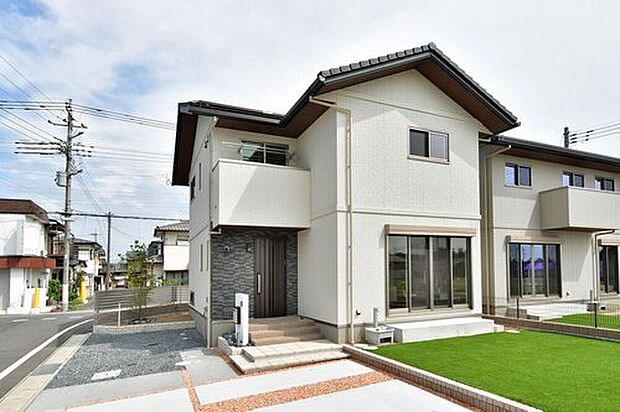 No.7/太陽光発電4.500kw搭載。玄関部分のグレーのアクセントタイルがポイントのシンプルな外観。