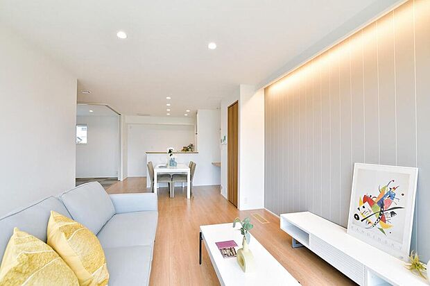 【リビング】No.7/LDK+和室のゆとりあるLDK一体の空間。リビングにはアクセントウォールを配置し、間接照明で雰囲気の良い空間を演出します。