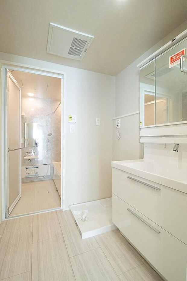 【洗面台・洗面所】キッチン横から洗面室・浴室まで数歩で移動でき、家事の移動負担を軽減できます!洗面台の引き出しや、3面鏡裏へ収納でき、すっきり使うことができます。