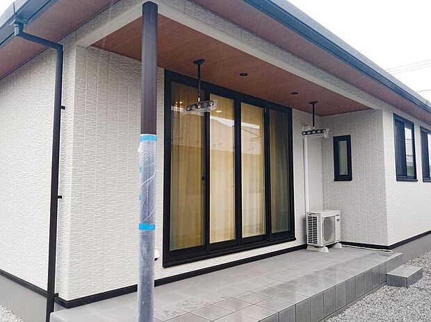 【庭】室内(2024年4月)撮影 No.5
軒下テラスは急な雨でも洗濯物が濡れず安心です。深い軒が夏の日差しを遮ってくれる役割も。
チェアなどを置いて寛ぎのスペースとして最適です。