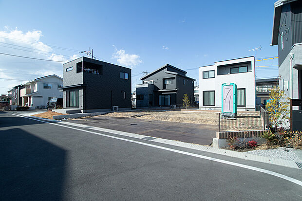 【販売中区画No.6】周りの区画は建物が建築済みの為、窓の位置などを確認しながら間取りを作り事ができプライバシーも確保しやすいです。