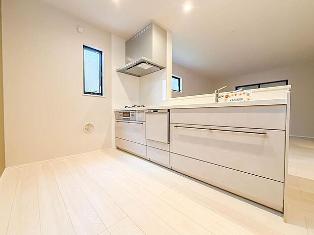 1号棟【キッチン】ナチュラルな自然光の中での調理。会話が弾む対面型キッチン。お洒落な食器類を余裕で収納できるスペース。動きやすい女性目線のキッチン動線。これからはお料理をつくる時間が劇的に変わります。