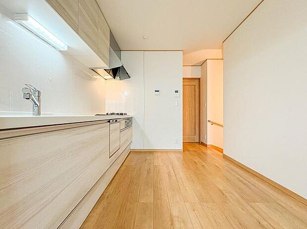 【キッチン】ナチュラルな自然光の中での調理。会話が弾む対面型キッチン。お洒落な食器類を余裕で収納できるスペース。動きやすい女性目線のキッチン動線。これからはお料理をつくる時間が劇的に変わります。