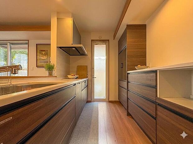 【キッチン】ナチュラルな自然光の中での調理。会話が弾む対面型キッチン。お洒落な食器類を余裕で収納できるスペース。動きやすい女性目線のキッチン動線。これからはお料理をつくる時間が劇的に変わります。