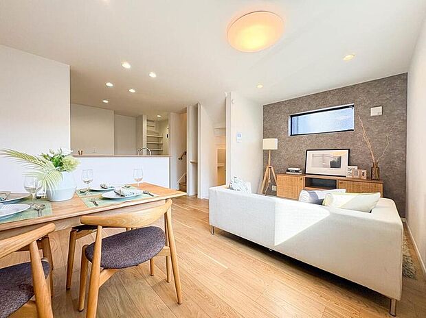 B号棟【LDK16帖】会話でホッとコミュニケーションできるリビング。料理でホッとハピネスになるキッチンなど。人をホッとさせる最新設備・仕様を採用しています。