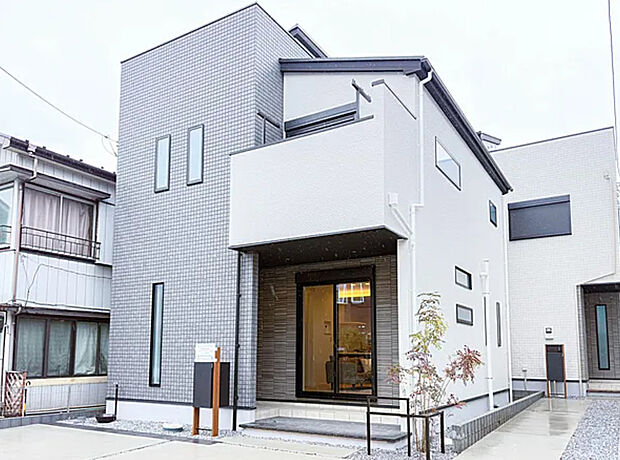 【外観】堂々たる趣ながら、主張し過ぎずどこか余裕を感じさせるシャープなフォルムで佇む邸宅は、晴天の空と照らし合わせる事で、本来あるべき完成形の姿を見せてくれます。