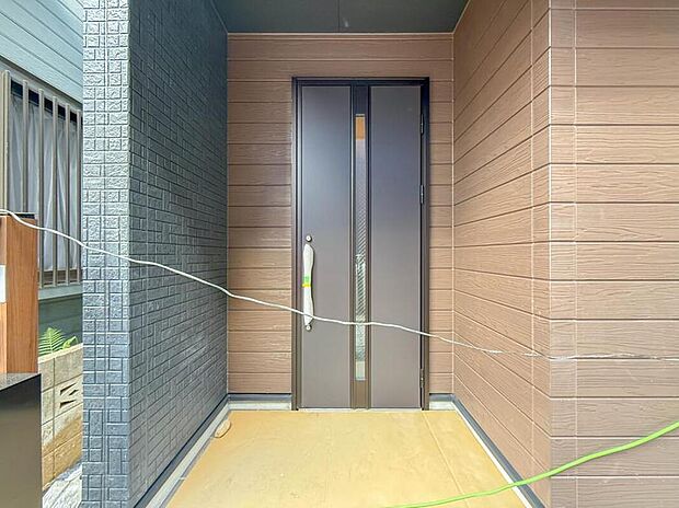 【玄関】家の顔となる玄関は、高いデザイン性が求められます。高級感と断熱性、防犯性に優れた玄関ドアを標準装備。ピッキング対策のセキュリティサムターン等、防犯に考慮しました。