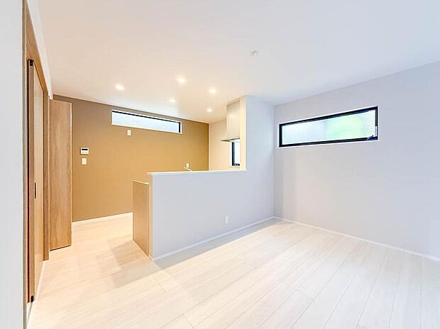 【リビング】【LDK15帖】シンプルなデザインの家は風情がある。住む人のこだわりを感じる。外観も内装もいたってシンプル。居心地がよく、家事や趣味、子育てなどにも集中できる。家も人間も熟成するほどシンプルになります