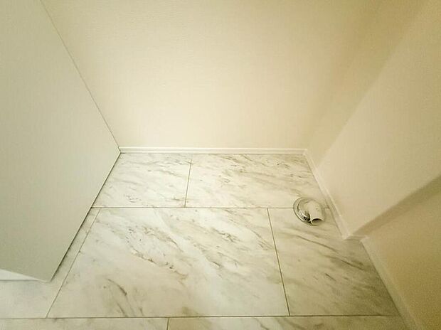 【ランドリースペース】F号棟 毎日使う洗濯機。しっかりと奥行きのある置き場が確保されています。