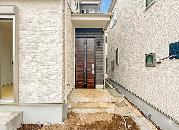 【玄関】F号棟 玄関はおうちの顔と言われます。玄関アプローチは、外観デザインの印象を左右します。ご家族の個性を出しながら、素敵な玄関でお客様をお迎えしてください。