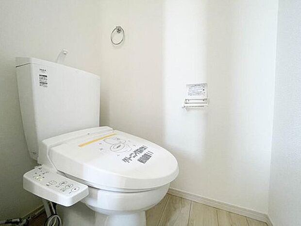 【トイレ】ウォシュレット付。快適で衛生的な洗浄機能付温水シャワートイレです。