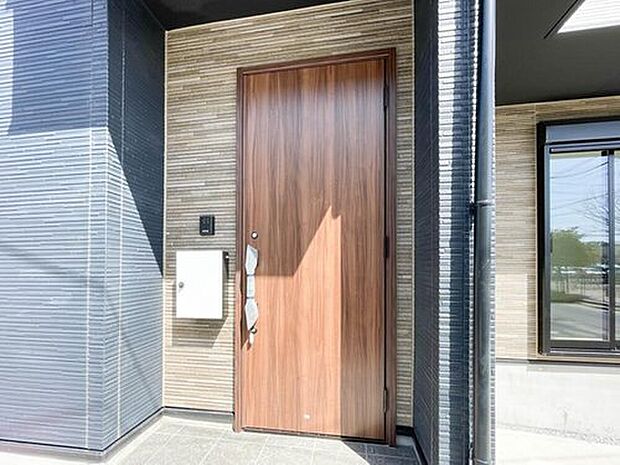 【玄関】玄関はおうちの顔と言われます。玄関アプローチは、外観デザインの印象を左右します。ご家族の個性を出しながら、素敵な玄関でお客様をお迎えしてください。