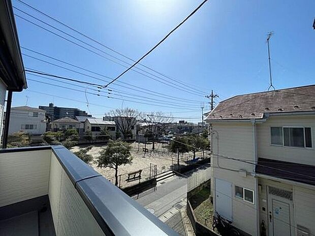 【住戸からの眺望写真】その街並みは、さまざまな家の姿が、歩く人々を楽しませている。そう街並みは街の美しい風景なのだ。その風景が目をやさしく和ませてくれている。