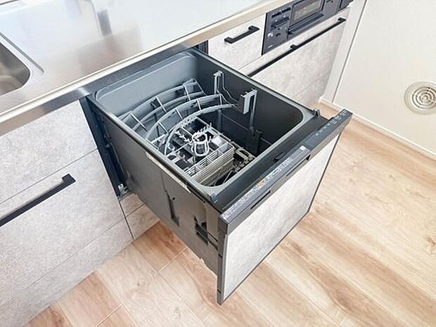 【【ビルトイン食器洗乾燥機】】食洗機は高温のお湯や高圧水流で汚れを効果的に落とし殺菌効果も期待できます。