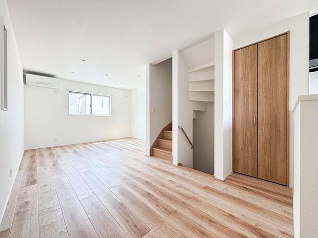 【リビング】【LDK17.5帖】リビングルームの窓を開けると心地よい南風が入ってくる。キッズルームの窓を開けるとやさしい微風が入ってくる。家の中に風の道がある。風を生活の中で体験できる家。