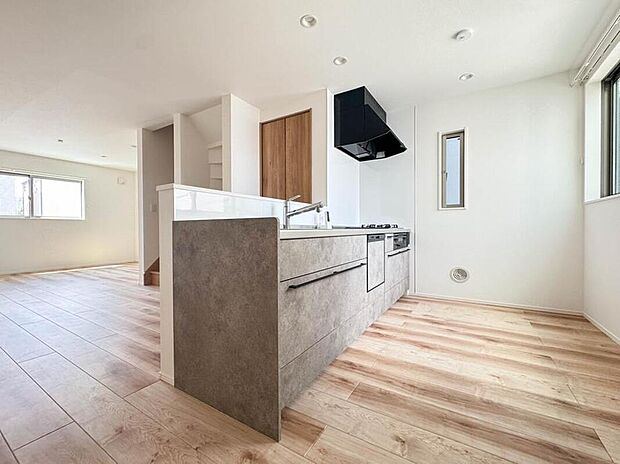 【キッチン】ナチュラルな自然光の中での調理。会話が弾む対面型キッチン。お洒落な食器類を余裕で収納できるスペース。動きやすい女性目線のキッチン動線。これからはお料理をつくる時間が劇的に変わります。