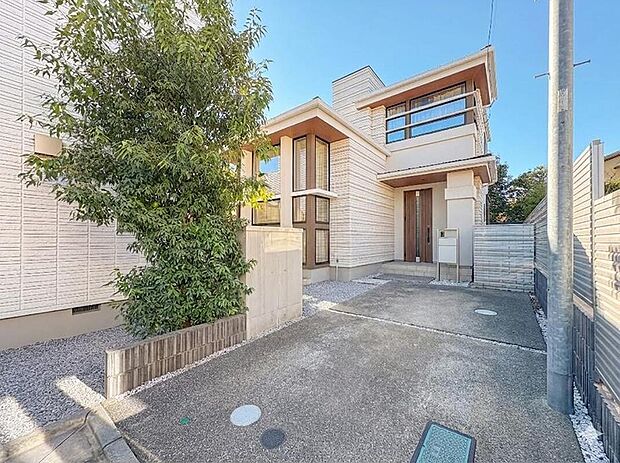 【駐車場】毎日の生活にマイカーが必須という方は、購入を検討する際、駐車場があることは大事な条件です。