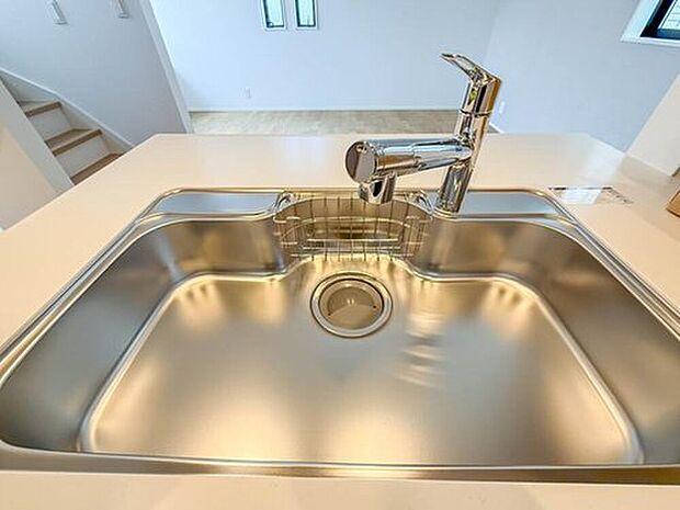 【【浄水器一体型混合水栓】】一つの蛇口で「原水(水道水)」「シャワー」「浄水」を切り替えられる、浄水器を内蔵した混合水栓です。浄水は、水栓本体の首部分に付属のカートリッジをセットして使用します。