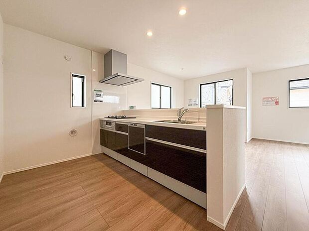 【【キッチン】】1号棟 ナチュラルな自然光の中での調理。会話が弾む対面型キッチン。お洒落な食器類を余裕で収納できるスペース。動きやすい女性目線のキッチン動線。これからはお料理をつくる時間が劇的に変わります。