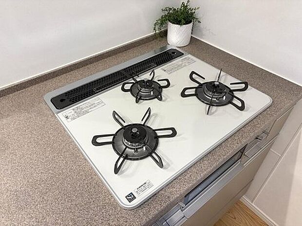 【【三口コンロ】】奥さま目線で考え、調理に重宝する三口コンロをシステムキッチンに採用、ワイドな洗い場も設け野菜や食器を洗うのを便利にしました。