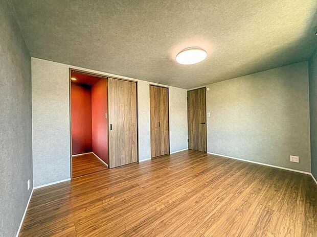 【リビング以外の居室】シンプルな内装はおしゃれのポイントです。シンプルは華美より飽きがこないからです。色や模様でおしゃれ感をだす。それがシンプルイズビューティーです。【寝室8帖】