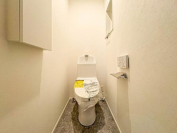 【トイレ】トイレ・ウォシュレット付。快適で衛生的な洗浄機能付温水シャワートイレです。