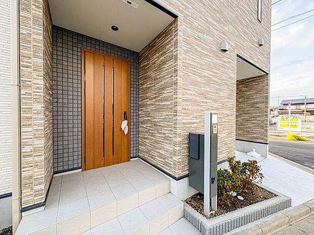 【玄関】【4号棟】家の顔となる玄関は、高いデザイン性が求められます。高級感と断熱性、防犯性に優れた玄関ドアを標準装備。ピッキング対策のセキュリティサムターン等、防犯に考慮しました。