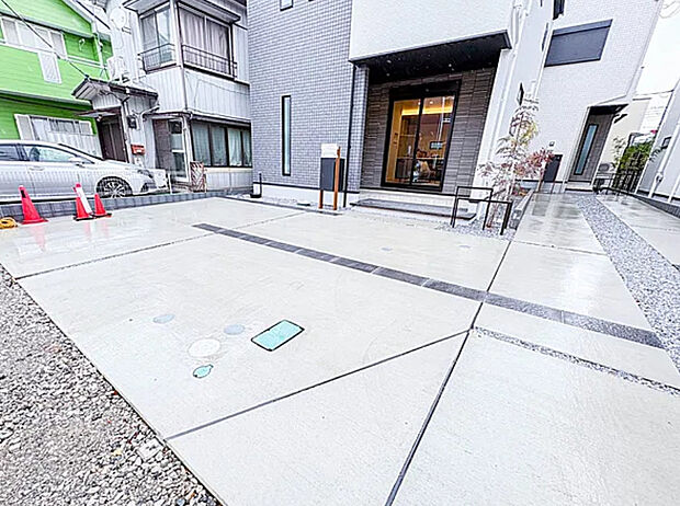 【【駐車場】】カースペース2台可。車が1台なら、来客用の駐車場や、駐輪スペースとしてご活用ください。