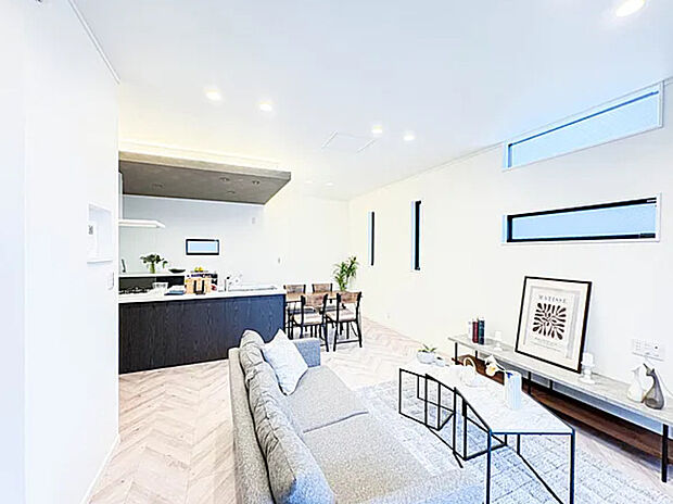 【【ダイニングキッチン】】ナチュラルな自然光の中での調理。お洒落な食器類を余裕で収納できるスペース。動きやすい女性目線のキッチン動線。これからはお料理をつくる時間が劇的に変わります。