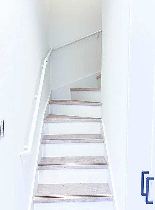 【【階段】】手すりがないと階段の昇り降りで危険なことはもちろん、壁に手をつきながら歩くことで壁紙が汚れやすくなります。すべての方に快適に昇り降りしていただくため、手すりを設置しました。